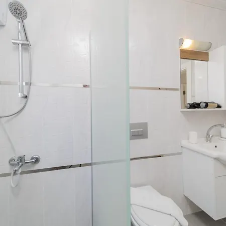 Lägenhet Roomy Flat W Balcony 7 Min To