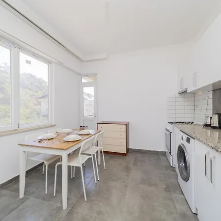 Lägenhet Roomy Flat W Balcony 7 Min To *